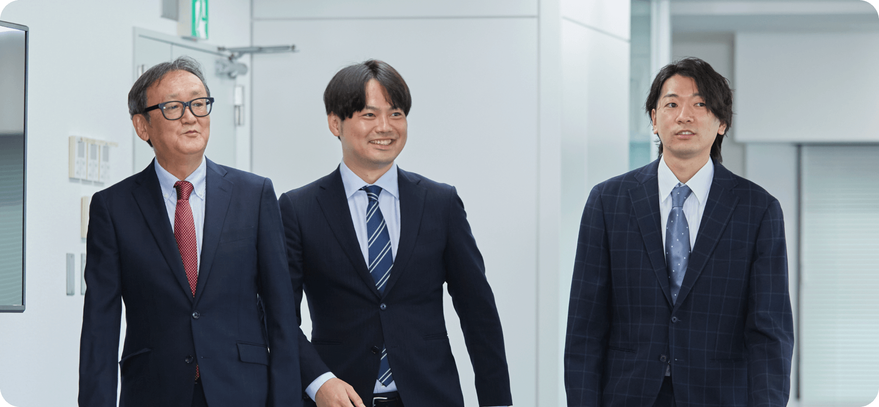 三名が歩いている様子